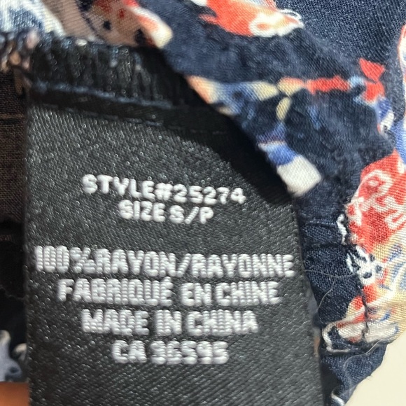 Brody Myles Women's Blue Floral 3/4 Sleeve Button down top - Picture 6 of 6